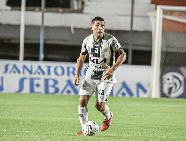 Versus / ¡Inoxidable! Luis Cabral cumplió 600 partidos en Primera División