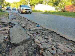 San Bernardino: calle que conduce al Anfiteatro José Asunción Flores está llena de baches  - Nacionales - ABC Color