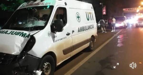 La Nación / Un transeúnte falleció al ser embestido por una ambulancia del hospital de CDE