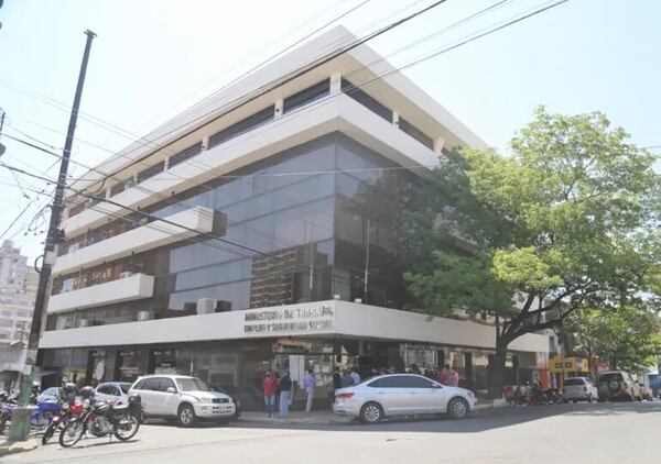 Más de 300 denuncias por falta de cobro de aguinaldo, según el MTESS - Economía - ABC Color