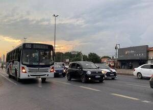 Multarán uso indebido de carril único de buses en exruta Transchaco - trece