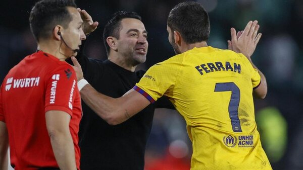 Barcelona triunfa y no pierde pisada