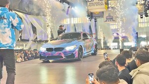 Salón del automóvil se vuelve una fiesta para atraer a los jóvenes