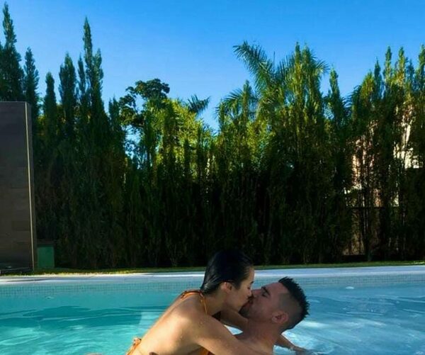 ¡Uf! El beso entre un pelotero y su doña que encendió el fuego en redes