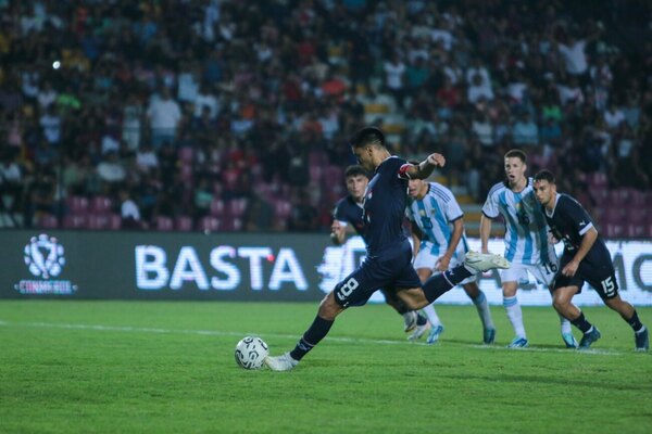 Versus / A un paso de dar el golpe: Con gol en "offside" le empataron a Paraguay