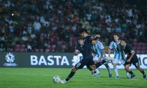 A un paso de dar el golpe: Con gol en “offside” le empataron a Paraguay