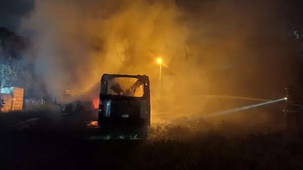 Video: dos vehículos abandonados se incendiaron en Mariano Roque Alonso - Policiales - ABC Color