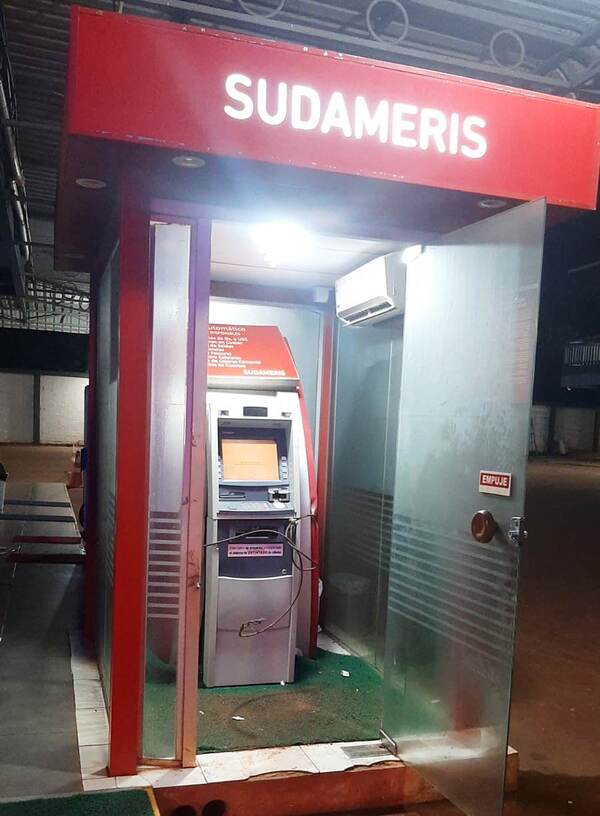 Bandidos asaltan surtidor y tratan de llevarse un cajero automático - La Clave