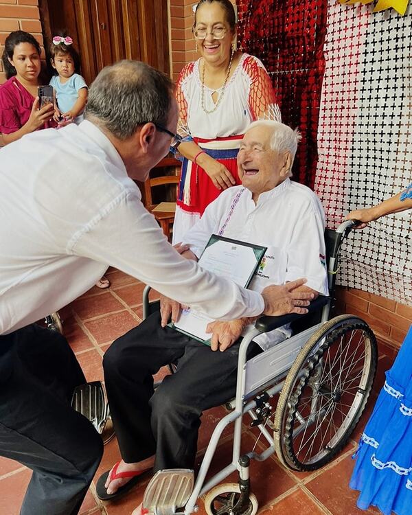 Memoria viva: El Ministerio de Defensa Nacional celebró los 108 Años del excombatiente Don Canuto González Britos - .::Agencia IP::.