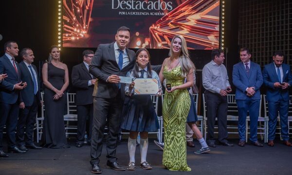 Municipalidad de CDE incentiva la Excelencia Académica honrando a los Mejores Egresados – Diario TNPRESS
