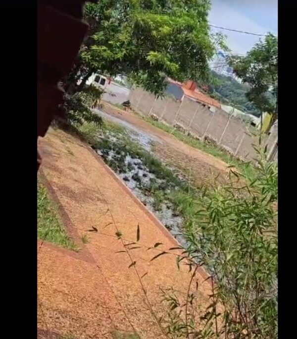 Condominio derrama cloaca en CDE