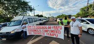 Exobreros realizan cierres intermitentes en el acceso a Itaipú - ABC en el Este - ABC Color