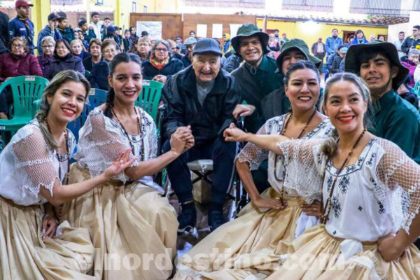 Memoria Viva: Ministerio de Defensa celebró los 108 años del excombatiente de la Guerra del Chaco Don Canuto González  - El Nordestino