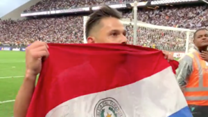 Versus / ¡Infaltable! Ángel Romero y su festejo especial con la bandera paraguaya en Brasil