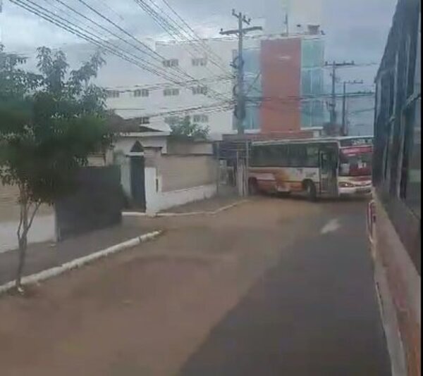 Buses de pasajeros de una misma empresa en criminales carreras sin ser molestados por la PMT » San Lorenzo PY