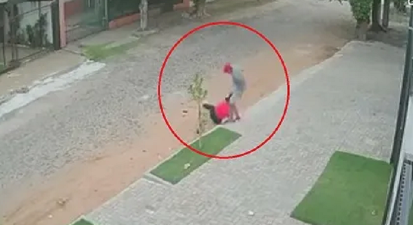 Pesunto adicto asaltó a las patadas a una mujer en Asunción - Noticiero Paraguay