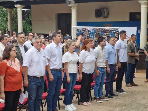 Roque Santacruz y Santiago Peña presentes en inauguración del proyecto 'Vy'a renda'