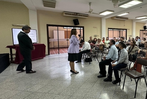 Catastro capacita a notarios y escribanos sobre nuevos métodos de pago
