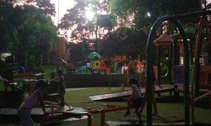 Parque infantil a oscuras en Franco