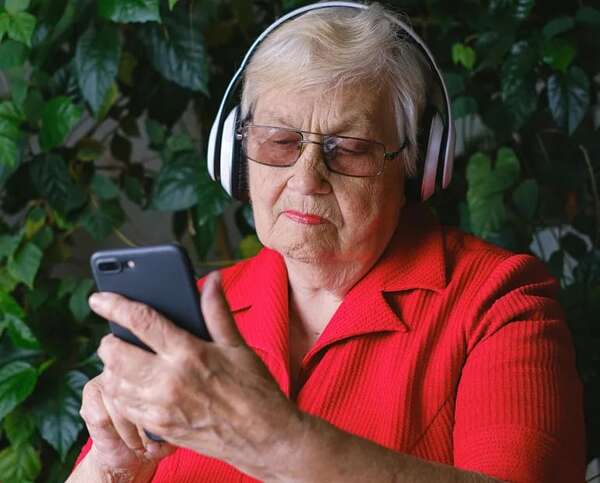 Adultos mayores y smartphones: ¿es posible que los abuelos usen Whatsapp, Bolt y redes sociales? - Nacionales - ABC Color
