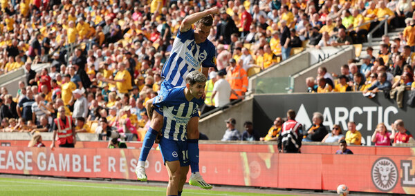 Versus / Brighton recuerda el pase "a lo Modric" de Julio Enciso