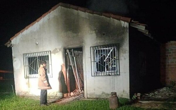 Desconocidos quemaron vivienda de una yiyi tras pelea con su chuli