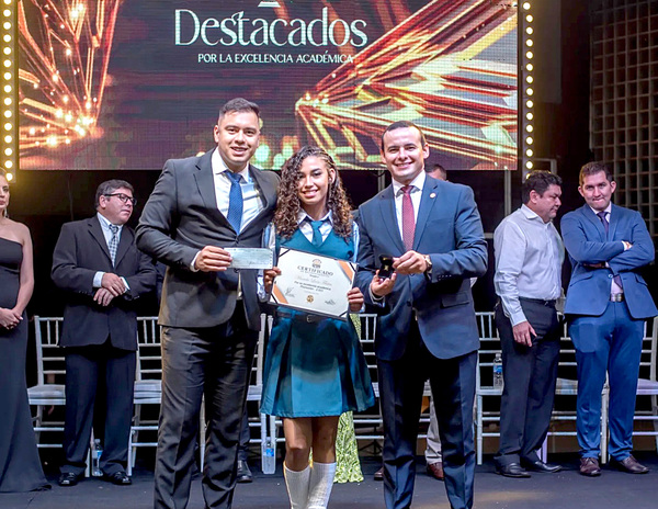 Municipalidad distingue a jóvenes sobresalientes de CDE - La Clave