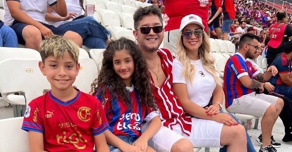 Junior, sus 2 hijos y Fátima Román pasaron un finde apasionante alentando a su club - EPA