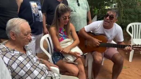 [VIDEO] ¡Pipino Cuevas le llevó serenata a su exprofe y emocionó al rollo!