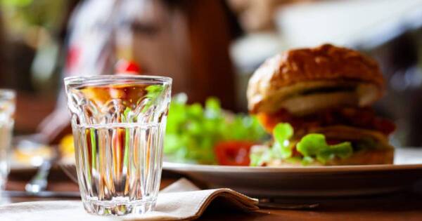 La Nación / Jugo o agua: esta es la bebida más saludable para acompañar las comidas