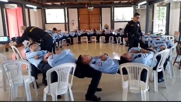 Policías hicieron el juego de la “silla humana” en un curso
