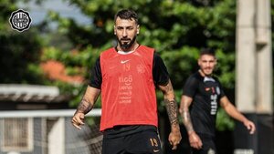Lucas Pratto entre los viajeros de Olimpia