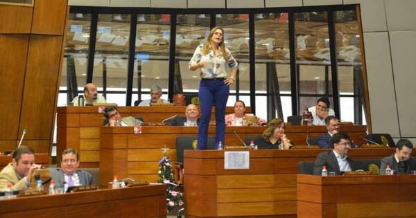 Diario HOY | Reflota ‘antiguo’ pensamiento de Kattya en medio de escándalo por comisionamiento