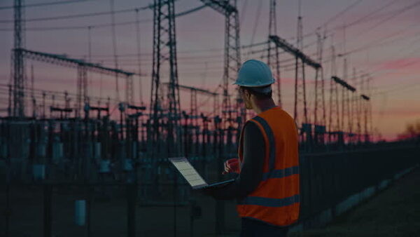 Latinoam茅rica necesita 1,9 billones de d贸lares para triplicar generaci贸n el茅ctrica para 2050 - Revista PLUS