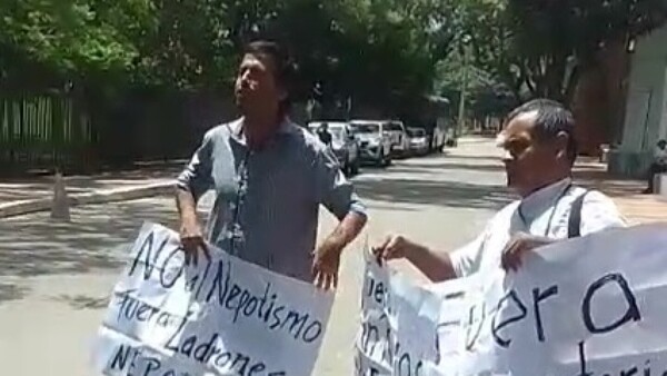 Frente al Congreso, protestan contra despilfarros y nepotismo