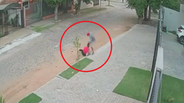 Imputan a joven que golpeó violentamente a una mujer en un intento de asalto