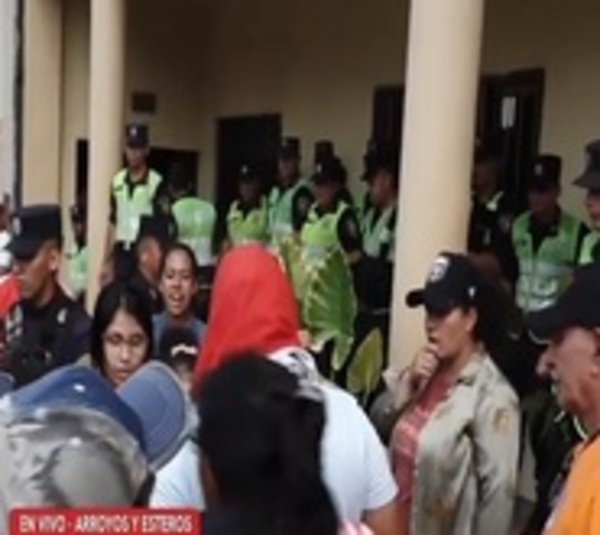 Protestas en Municipalidad de Arroyos y Esteros en contra de vertedero - Paraguay.com