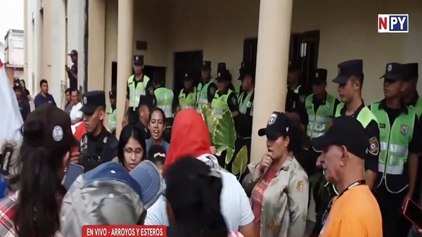 Movilizaciones en Municipalidad de Arroyos y Esteros en contra de vertedero privado - Noticias Paraguay