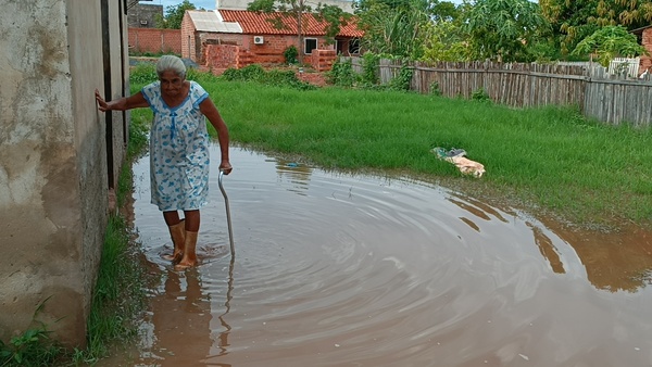 Abuelita enfrenta inundación tras el cierre del canal de desagüe por parte del vecino