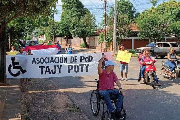 Personas con discapacidad se movilizan en Caaguazú por falta de información sobre programas sociales