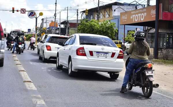 Transporte y Patrulla Caminera ya multan por invasión de carril único - Economía - ABC Color