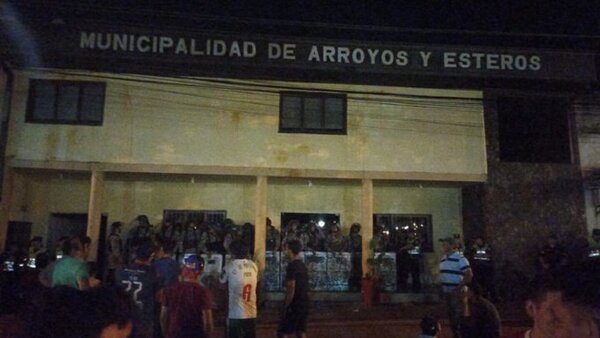 Concejal asegura que no retienen al intendente de Arroyos y Esteros
