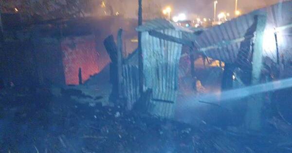 Diario HOY | Incendio consumió casillas frente al aeropuerto
