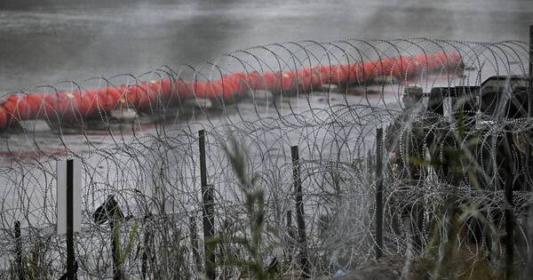 La Nación / Autorizan a cortar alambre de púas en frontera con México