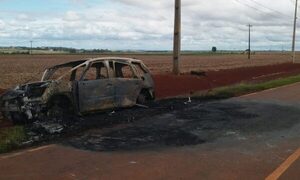 Vehículo arde en llamas