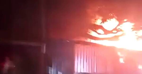 La Nación / Incendio destruyó casillas frente al aeropuerto de Luque