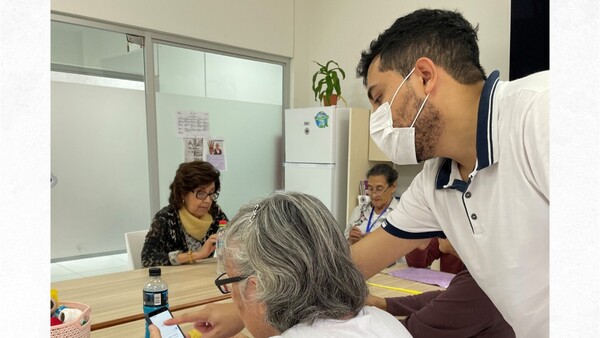 Enseñarán a abuelitos a usar WhatsApp y Bolt