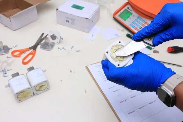 Detectan cocaína oculta en fusibles eléctricos que iban a ir a Tailandia - Policiales - ABC Color