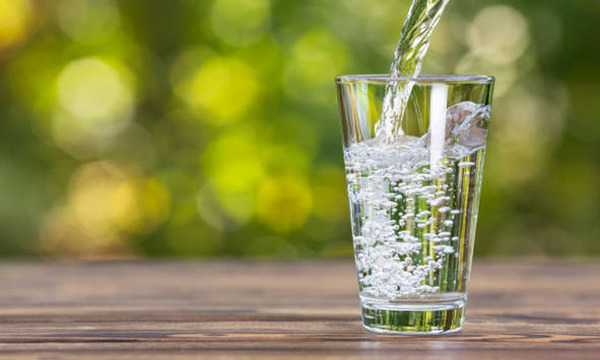 Jugo o agua, esta es la bebida más saludable para acompañar las comidas