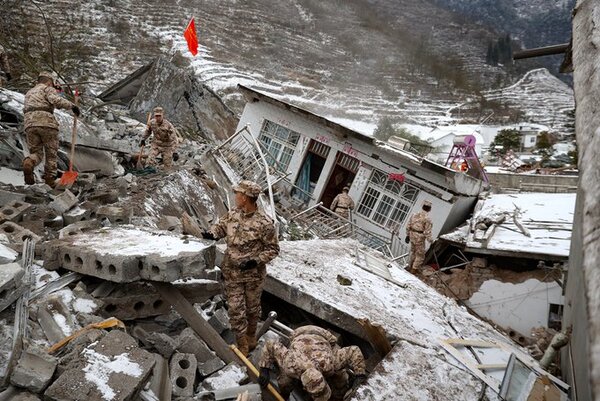 Un fuerte sismo sacudió la frontera entre China y Kirguistán: hay al menos 50 heridos
